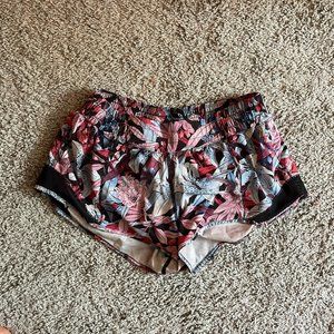 Hotty Hot Low-Rise Lined Short 2.5" // Lululemon // Size 8